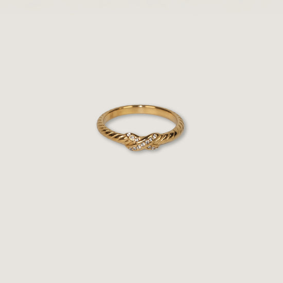 Anillo Chloe de acero inoxidable oro 18K banda de textura trenzada y detallado con zirconias diseño X 