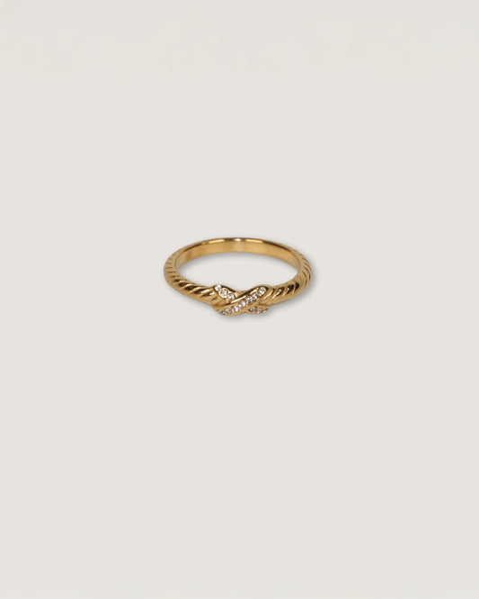 Anillo Chloe de acero inoxidable oro 18K banda de textura trenzada y detallado con zirconias diseño X 