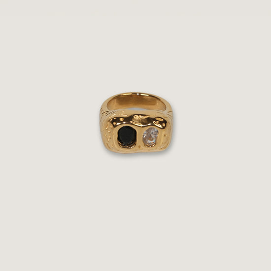 Anillo Karina acero inoxidable oro 18K con zirconia dos tonos con textura estilo chunky