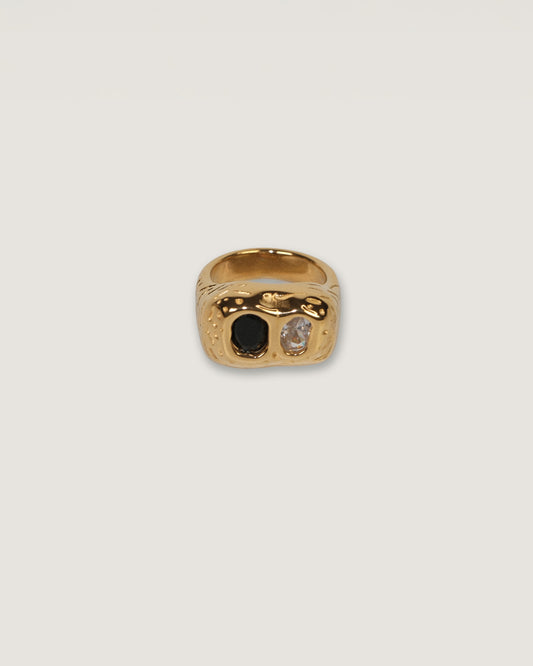 Anillo Karina acero inoxidable oro 18K con zirconia dos tonos con textura estilo chunky