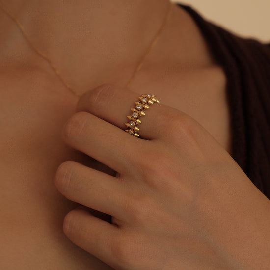 anillo dorado con zirconias