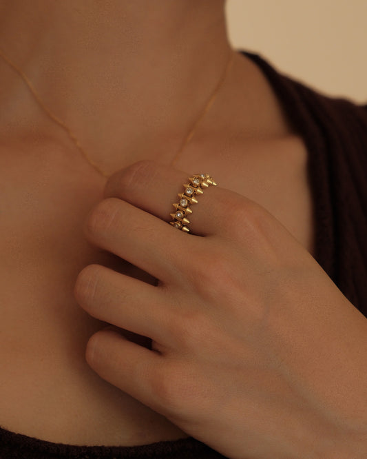 anillo dorado con zirconias