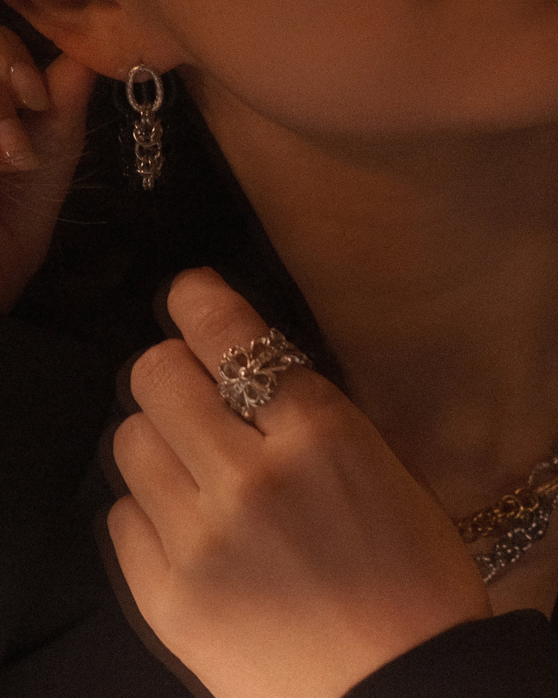 Aretes chunky con cadena de eslabones de acero inoxidable y anillo de circonias