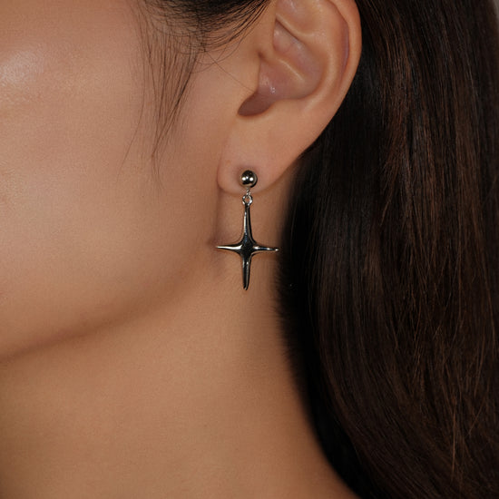 Aretes plateados con diseño de estrella