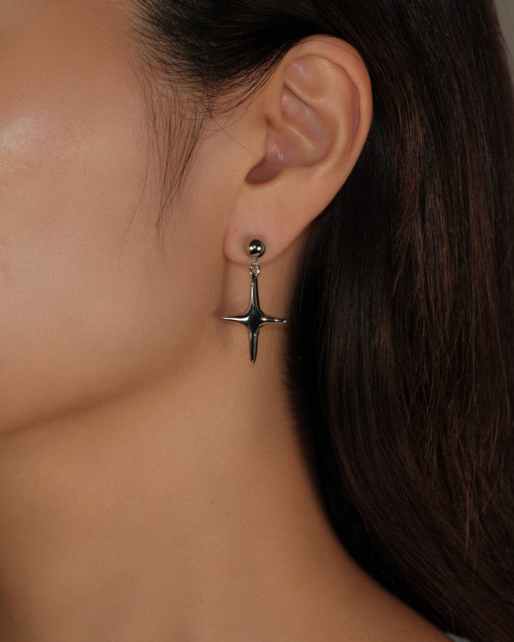 Aretes plateados con diseño de estrella
