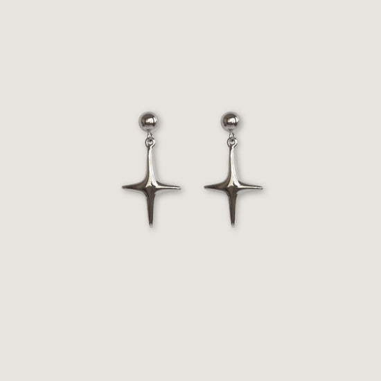 Aretes plateados con diseño de estrella
