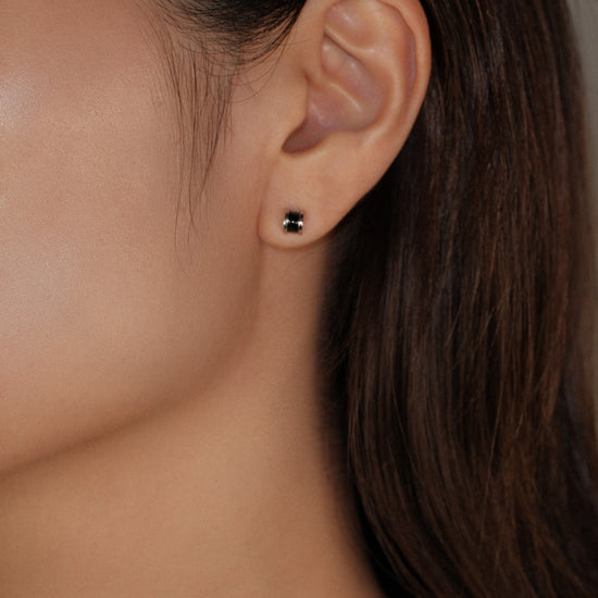 Aretes studs semi circulo plateado con esmalte