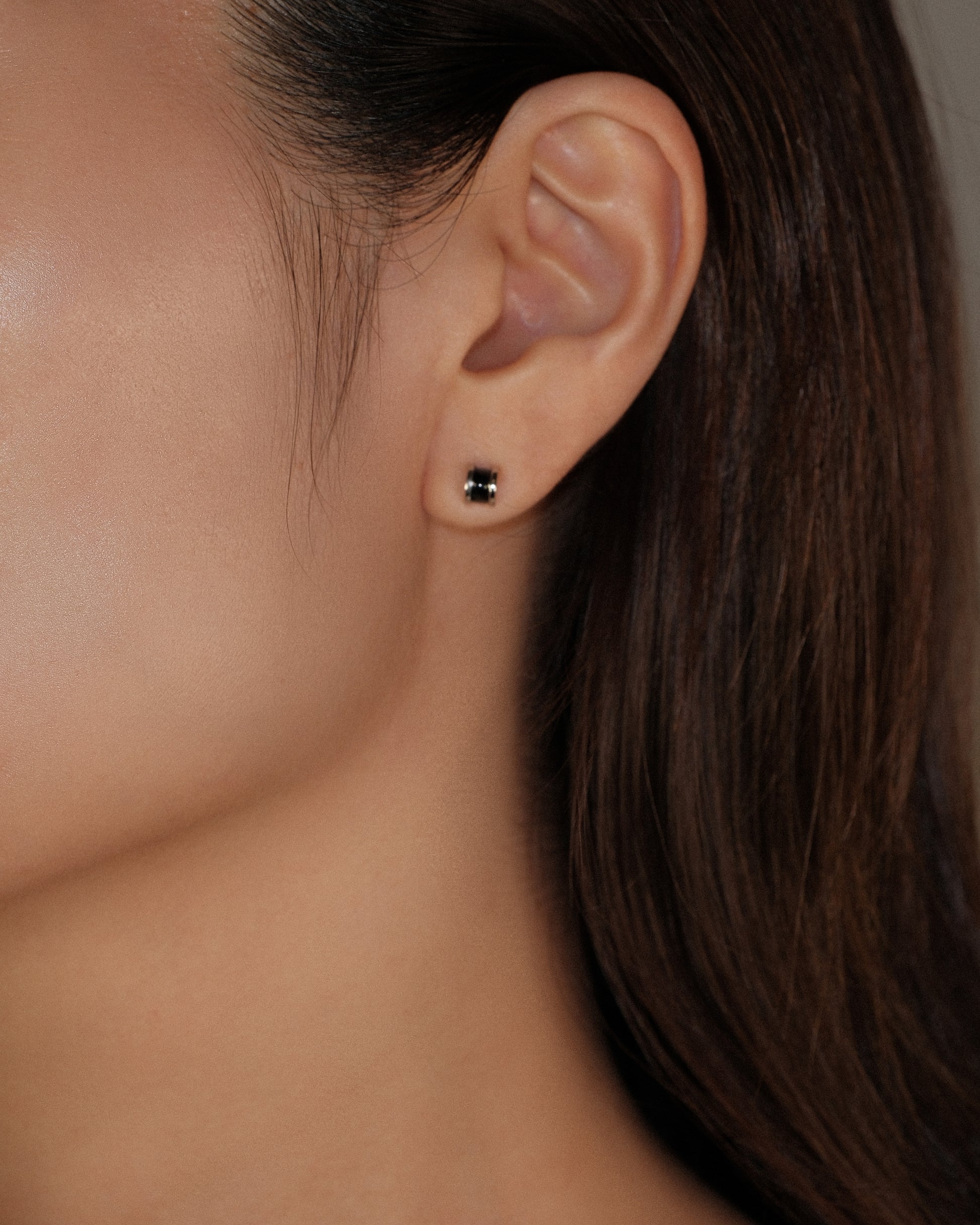 Aretes studs semi circulo plateado con esmalte