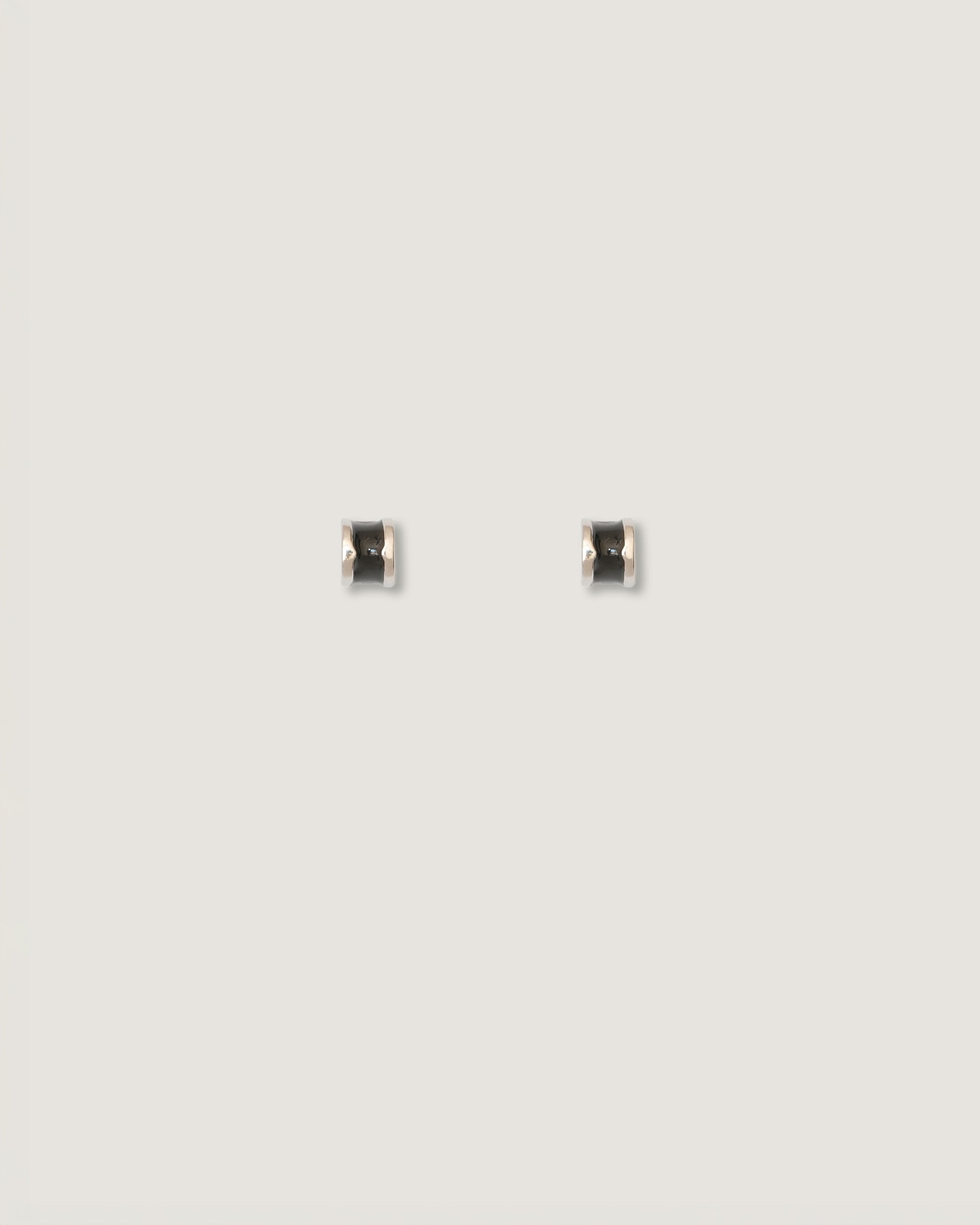 Aretes studs semi circulo plateado con esmalte