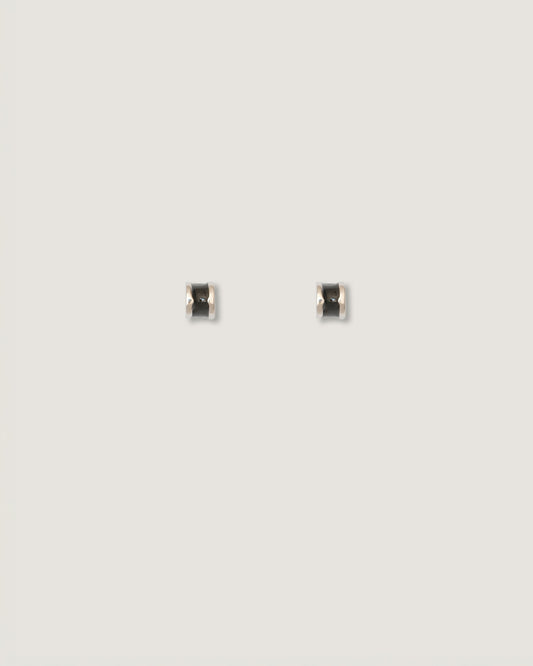 Aretes studs semi circulo plateado con esmalte