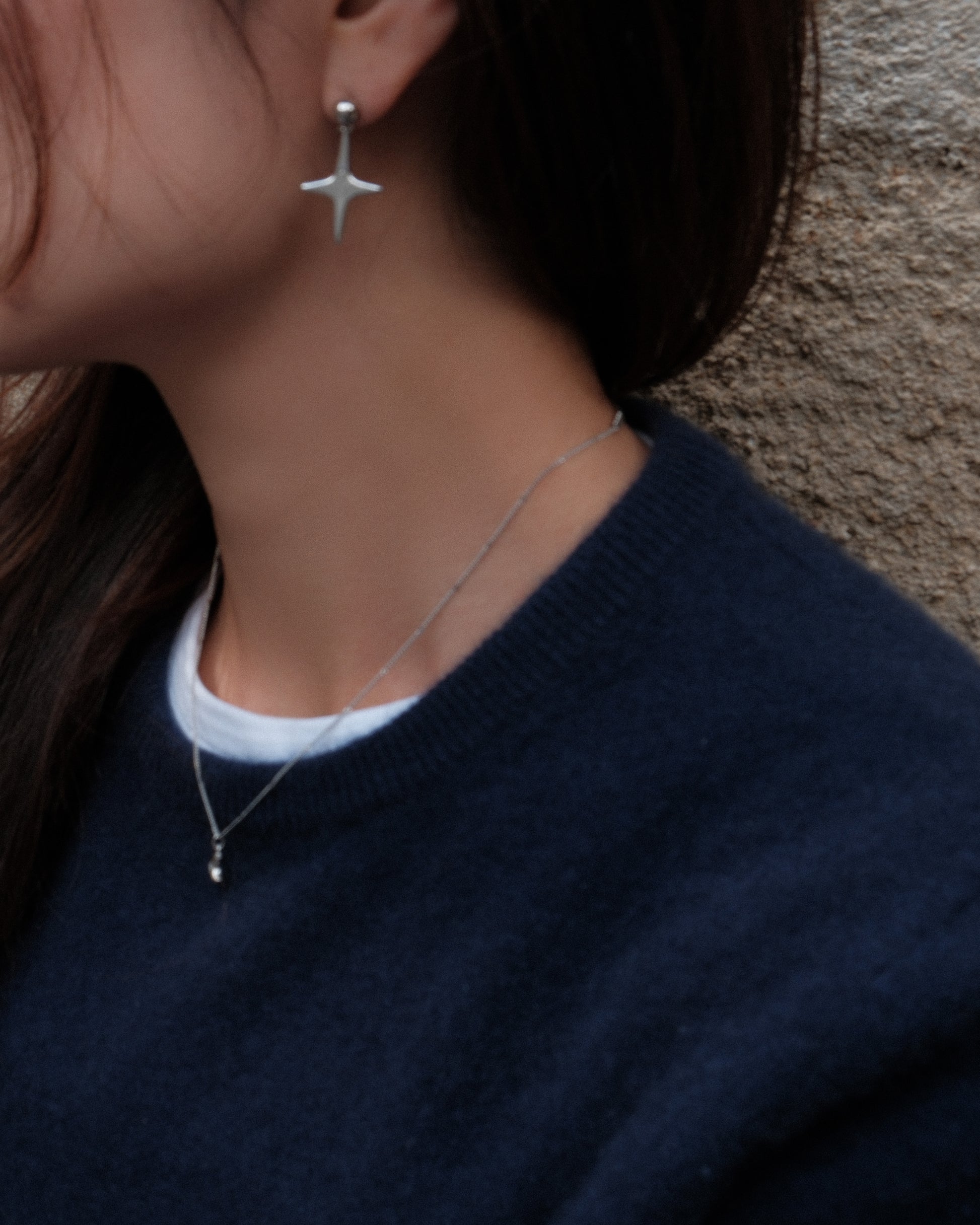 Aretes plateados con diseño de estrella