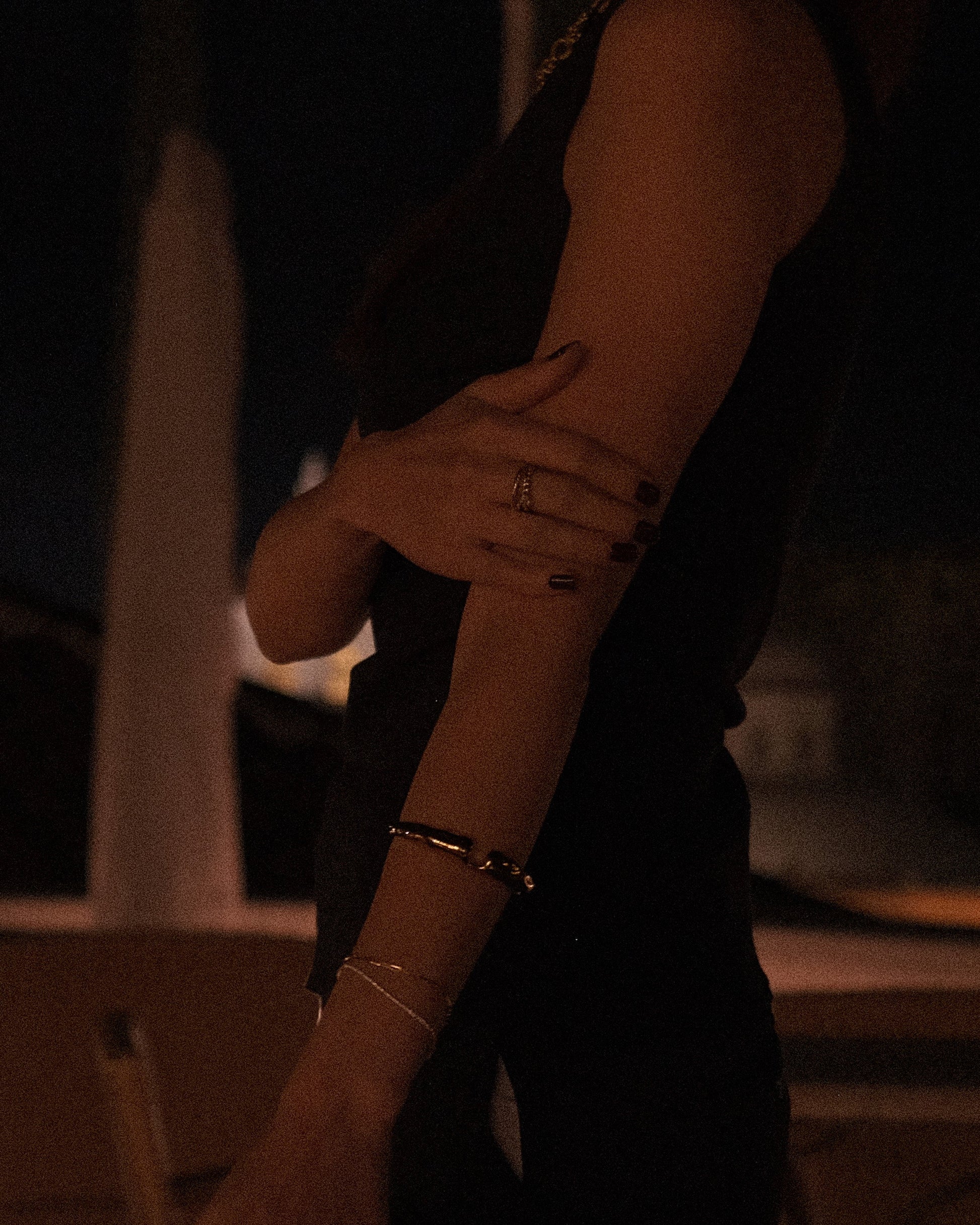 Brazelete grueso acero inoxidable bañado en oro 18k