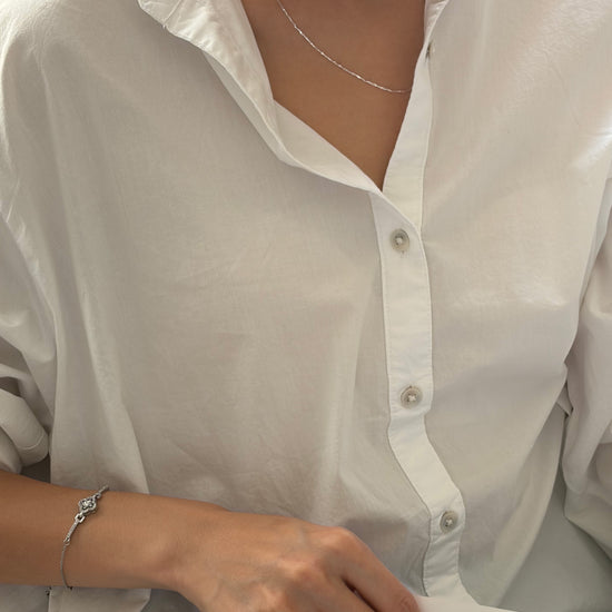 Pulsera acero inoxidable diseño cuatro pétalos ornamentado con zirconias y detalles pavé con cadena plata 925