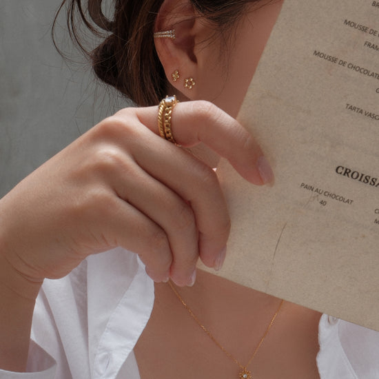 Ear cuff plateado con diseño pavé de cristales zirconias