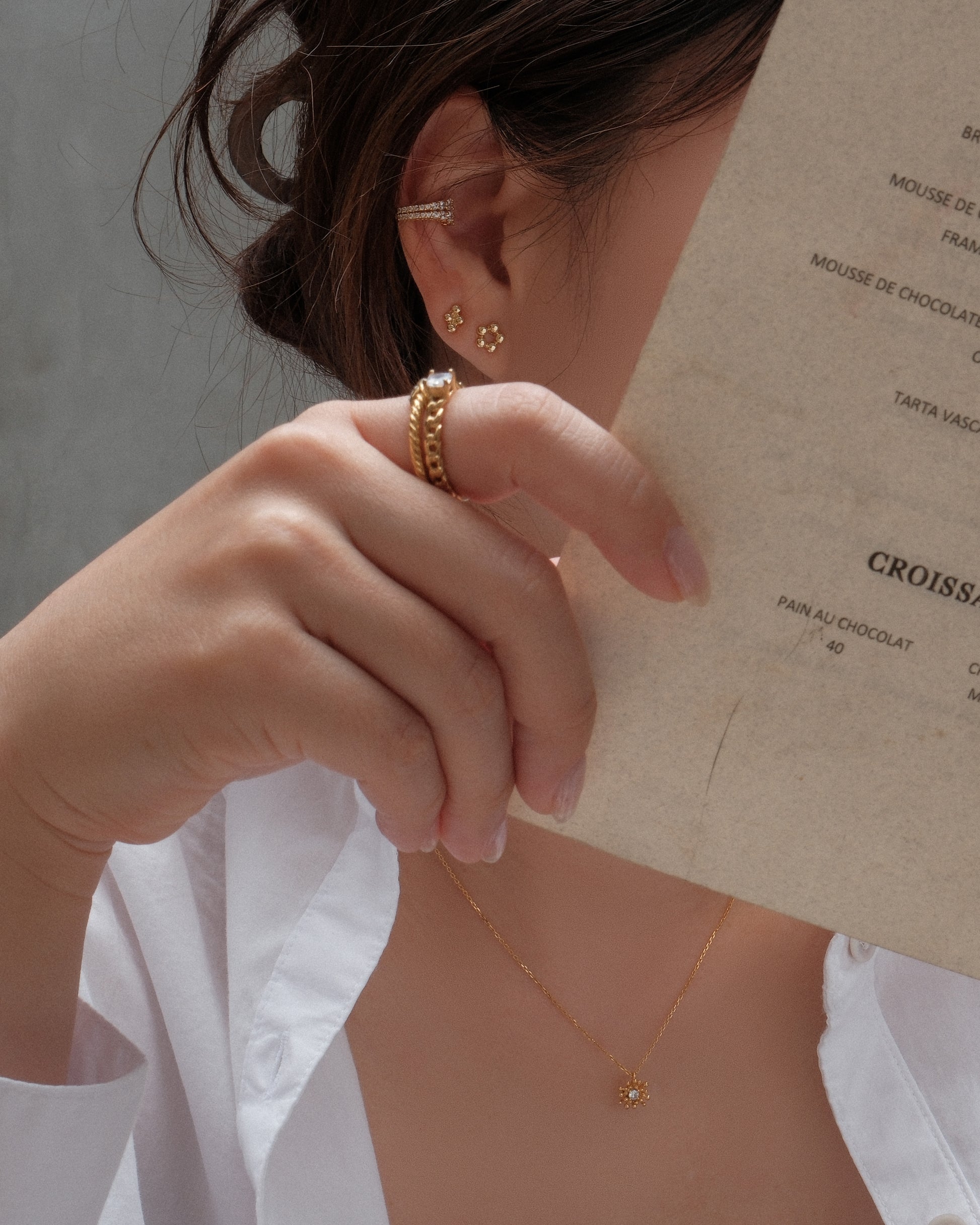 Ear cuff plateado con diseño pavé de cristales zirconias