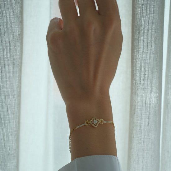 Pulsera acero inoxidable bañado en oro diseño cuatro pétalos ornamentado con zirconias y detalles pavé