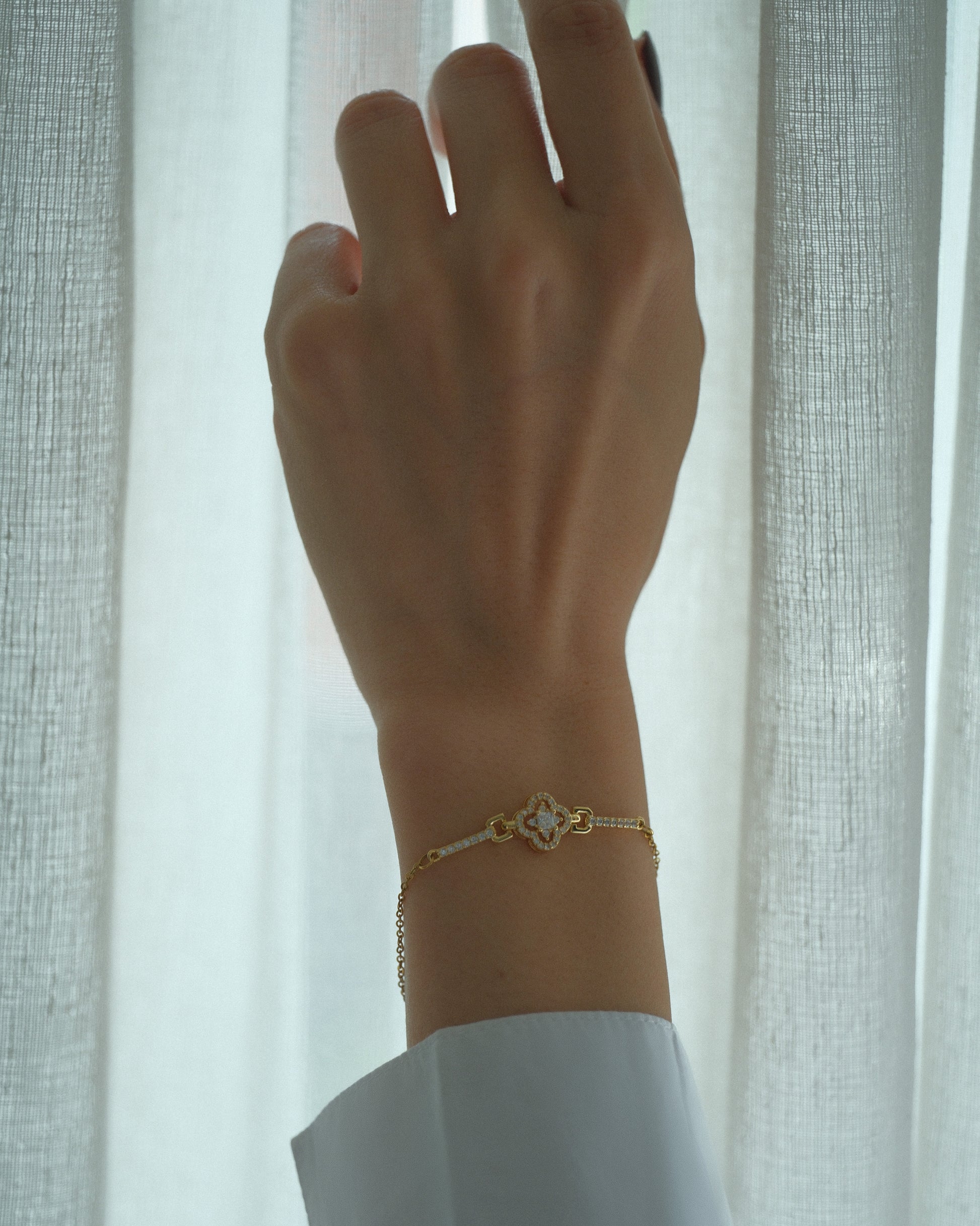 Pulsera acero inoxidable bañado en oro diseño cuatro pétalos ornamentado con zirconias y detalles pavé