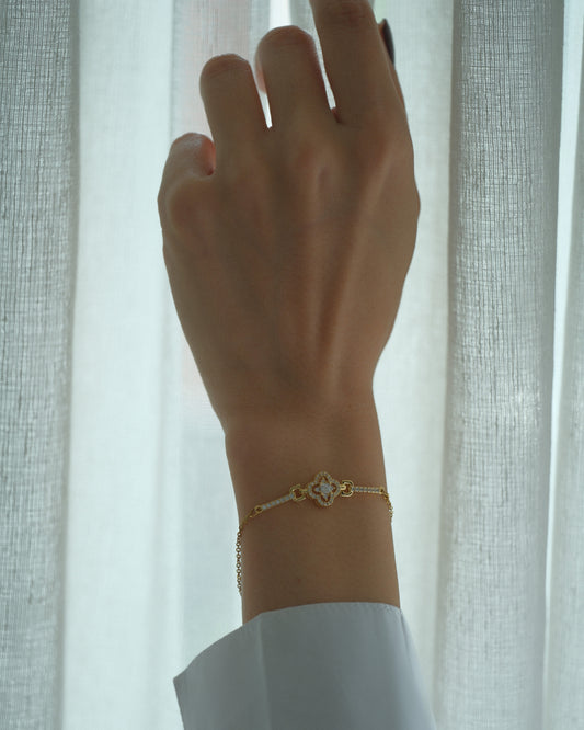 Pulsera acero inoxidable bañado en oro diseño cuatro pétalos ornamentado con zirconias y detalles pavé