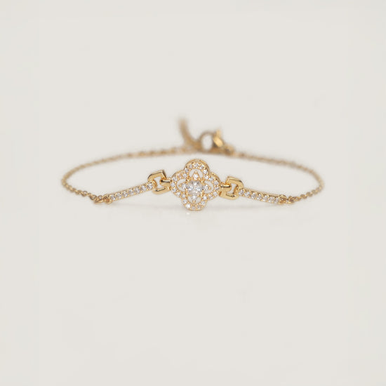 Pulsera acero inoxidable bañado en oro diseño cuatro pétalos ornamentado con zirconias y detalles pavé