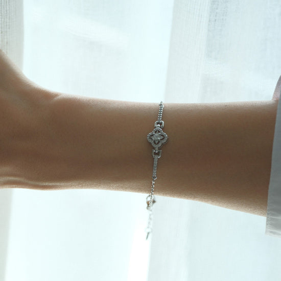 Pulsera acero inoxidable diseño cuatro pétalos ornamentado con zirconias y detalles pavé