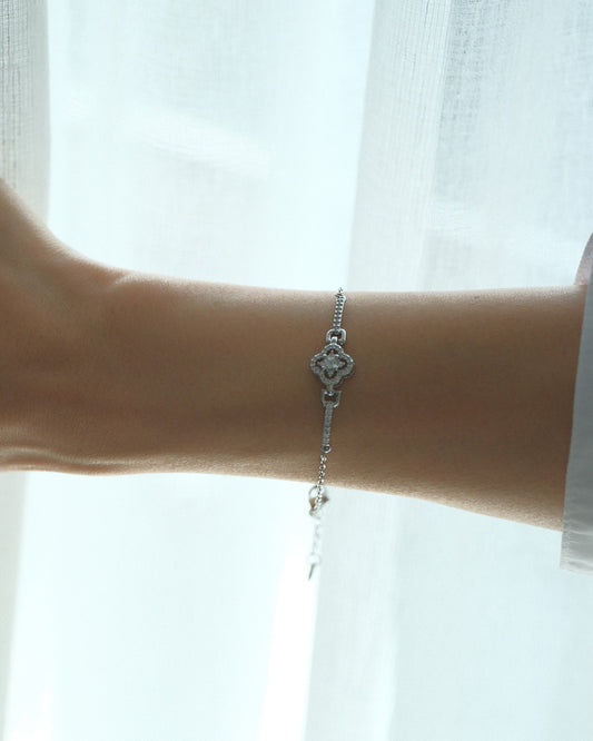 Pulsera acero inoxidable diseño cuatro pétalos ornamentado con zirconias y detalles pavé